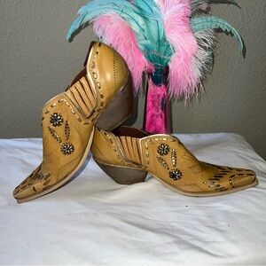 BCBG booties. Tan leather with gold buck stitches and details. Size 8.5 B.